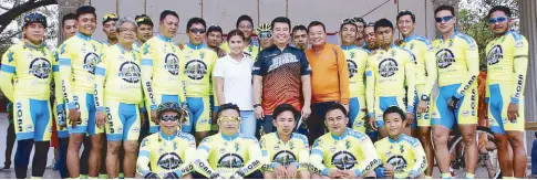  ??  ?? Sportsman Ilocos Sur Gov. Ryan Singson (in black and orange jersey) poses with board members Mikah Mendoza and Nestor Itchon and members of Ilocos Sur bikers club during the celebratio­n of the third National Bicycle Day recently.