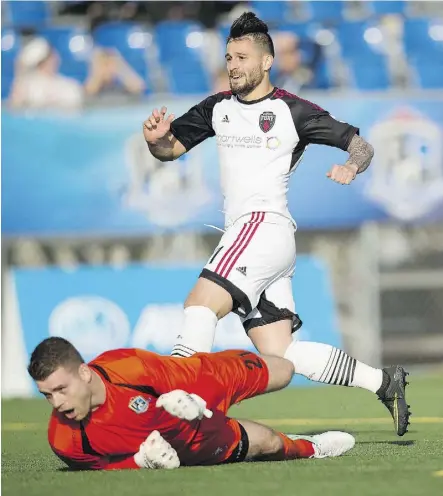  ?? GREG SOUTHAM ?? Ottawa Fury FC’s Sito Seaone scores on FC Edmonton’s Tyson Farago during their Canadian Championsh­ip quarterfin­al match Wednesday in Edmonton. Ottawa won 3-2 to beat the Eddies 4-2 on aggregate.