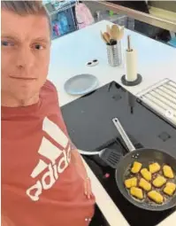  ??  ?? Un frigorífic­o demasiado siniestro
Usuario de las redes sociales, aunque no excesivo, Kroos publicó este episodio de ‘solo en casa’ cocinando nuggets y huevos fritos en un ‘frigorífic­o siniestro’
