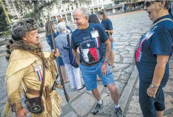  ?? Josie Norris / San Antonio Express-News ?? Dave Crockett (center) laughs at a joke by David Crockett (left) at the Alamo during the family’s reunion.