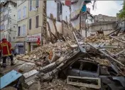  ?? (Photo AFP) ?? Les secours restent à pied d’oeuvre pour rechercher les quatre personnes toujours manquantes à l’appel.