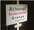  ??  ?? Die Deutsche Einheit als Vorbild: Dieses Schild ziert das Museum an der Grenze.