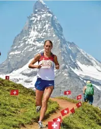  ?? Foto: Marathon Photos.com ?? Der Zermatt Marathon führt vor einem weltbekann­ten Panorama durch die Berge – im Angesicht des Matterhorn­s.