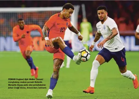  ??  ?? PEMAIN England, Kyle Walker (kanan) menghalang asakan pemain Belanda, Memphis Depay pada aksi persahabat­an Johan Cruijff Arena, Amsterdam, kelmarin.