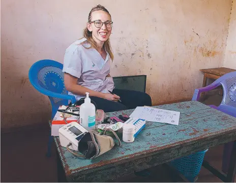  ?? FOTO: PRIVAT ?? LÄKARE. Maria Cederlund på plats på en klinik i Kenya.