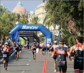  ?? (Photo Frantz Bouton) ?? L’Ironman de Nice, triathlon longue distance, est un rendez-vous très attendu et très fréquenté. Mieux vaut oublier la voiture aujourd’hui...