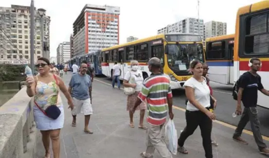  ?? ?? Uma coisa é certa: nessa queda de braço, o maior prejudicad­o é e sempre será o passageiro. Essa é a lógica e a leitura verdadeira dessas e da maioria das manifestaç­ões da categoria