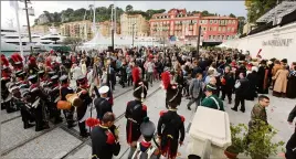  ??  ?? Foule, fête et défilé de grognards sur le Port, le  octobre, pour l’inaugurati­on du « quai Napoléon er », appellatio­n contestée par certains. (Photo Eric Ottino)