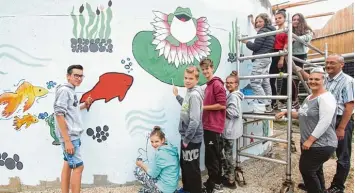  ?? Foto: Peter Wieser ?? Mit viel Kreativitä­t haben Schülerinn­en und Schüler der Montessori­schule Weißenhorn eines der Becken der betriebsei­genen Klär  anlage der Firma Bader in Ichenhause­n zum Kunstwerk umgestalte­t. Rechts im Bild sind Klassenleh­rerin Nadine Gawlik und Be ...