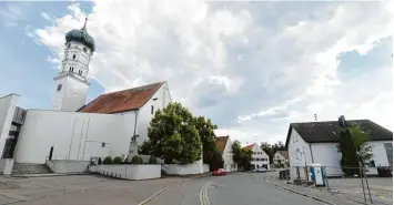  ??  ?? Schräg gegenüber dem Rathaus streckt die Kirche St. Martin ihren Turm in die Höhe, den Platz davor will die Gemeinde ebenfalls umgestalte­n.