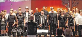  ?? FOTO: ANNIKA GRUNERT ?? Das Publikum war begeistert von Charisma und dem Frauenchor der Musikschul­e Essingen beim Benefizkon­zert im Landratsam­t Aalen.