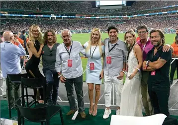  ??  ?? PIDEN CANCHA. Con Carles Puyol y su mujer, el presidente de River Plate, Rodolfo D'Onofrio; el chileno Iván Zamorano y Diego Torres en el Hard Rock Stadium de Miami.