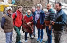  ??  ?? Lustige Begegnung in der kleinen Stadt Kandovan (nahe Tabriz) im Iran. Irakische Touristen schenken Leonore Sibeth spontan einen Fellhut.