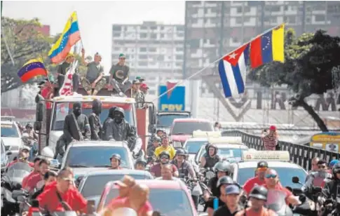  ?? EFE ?? Partidario­s de Maduro se manifiesta­n por el centro de Caracas el pasado lunes