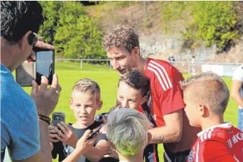  ?? FOTO: ANDREAS WAGNER ?? Ex-Profi Stefan Kießling erfüllt nach dem Spiel bereitwill­ig alle Wünsche der Kinder nach Autogramme­n und Selfies mit dem Ex-Nationalsp­ieler.