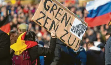  ?? Archivfoto: Hendrik Schmidt, dpa ?? „Grenzen zu“hieß es beispielsw­eise Anfang 2016 auf einer Pegida-Kundgebung in Dresden.