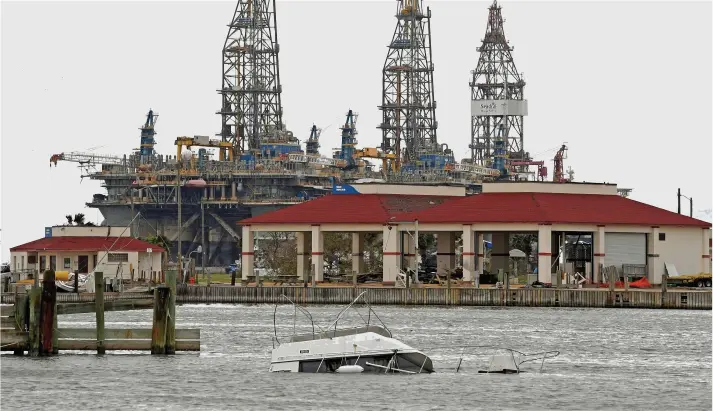  ?? PHOTO AFP ?? L’ouragan Harvey a provoqué la fermeture de plusieurs raffinerie­s et plateforme­s pétrolière­s sur son passage, dont celle-ci, à Port Aransas, au Texas