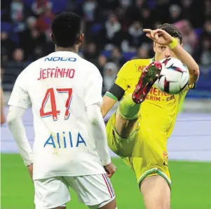  ?? | PHOTO : MAXPPP. ?? Andrei Girotto, ici devant le Gone Jeffinho, est incontourn­able au FC Nantes. Tant en défense centrale, son poste préférenti­el, qu’au milieu de terrain, comme vendredi.