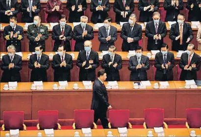  ?? LEO RAMIREZ / AFP ?? Els delegats aplaudeixe­n Xi Jinping, a l’arribada a la sessió inaugural de l’Assemblea Nacional Popular