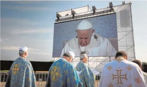  ?? // AFP ?? Francisco presidió ayer una misa multitudin­aria en el santuario de la Virgen de los Siete Dolores, en Bratislava