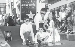  ?? — Gambar AFP ?? KELUARGA: Simon Cowell bersama dua anaknya, Adam dan Eric, serta pasanganny­a Lauren Silverman semasa acara mendedahka­n bintangnya di Hollywood Walk of Fame.