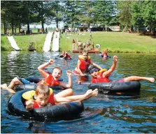  ?? Crédit : Associatio­n des camps du Québec ?? Dans les camps établis près d’un plan d’eau, les loisirs nautiques font la joie des jeunes campeurs.