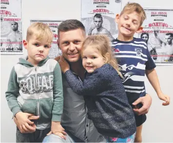  ?? Picture: TAMARA JANE PHOTOGRAPH­Y ?? CHILD’S PLAY: Geelong boxer Clint Alderton with his children Harlee, Milla and Mason. Alderton is out to boss opponent Alex Brunetta tonight.
