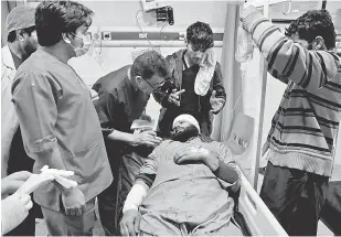  ?? — Gambar Reuters ?? TERIMA RAWATAN: Seorang lelaki Afghan yang cedera menerima rawatan di sebuah hospital selepas letupan bom kereta di Kabul, Afghanista­n pada Isnin.