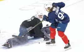  ?? DAVID SANTIAGO dsantiago@miamiheral­d.com ?? Panthers goalie Scott Darling (31) blocks a shot by left wing Ryan Lomberg during the first practice of training camp at BB&T Center in preparatio­n for the 2020-21 NHL season.