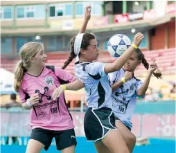 ??  ?? LA ACCIÓN DE ayer del Soccer Blast incluyó juegos en la división U15 femenino, y en ambas ramas, en U11 y U13.