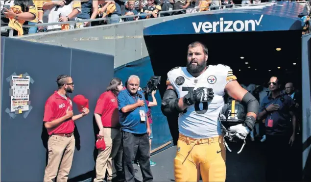  ??  ?? ARREPENTID­O. Alejandro Villanueva fue el único jugador de los Pittsburgh Steelers que salió a escuchar el himno de Estados Unidos en el partido de la tercera jornada de la NFL.