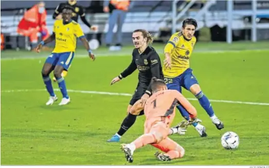  ?? JULIO GONZÁLEZ ?? Ledesma y Espino frenan a Griezmann en una acción del partido contra el Barcelona de la primera vuellta.