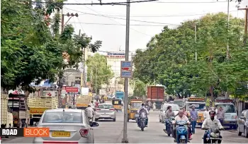  ?? — S. SURENDER REDDY ?? A pole placed in the middle of the road is casuing inconvenie­nce to motorists on the road leading to Niloufer Hospital at Lakdikapul. Surveilanc­e cameras have been placed on the pole.