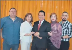  ??  ?? Reniery Castro, Dinna y Eliseo Castro con Mayra y Bayron Ramirez fueron los anfritione­s del evento