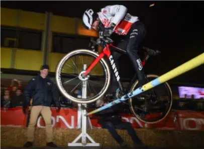  ?? FOTO BELGA ?? Tom Meeusen toont zijn technische vaardighed­en tijdens de Cyclocross Masters. Die vaardighed­en komen hem zeker ook in Houffalize van pas.