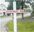  ?? FOTO: RUDI MULTER ?? Ein Zeichen stillen Protests hängt an der Einfahrt zum Krankenhau­s in Bad Saulgau.