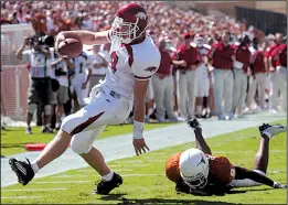  ?? Arkansas Democrat-Gazette file photo ?? Arkansas quarterbac­k Matt Jones (left) slips into the end zone behind a Texas defensive back during their game Sept. 13, 2003, at Royal-Texas Memorial Stadium in Austin, Texas. Jones ran for 102 yards and passed for 139 yards while scoring two...