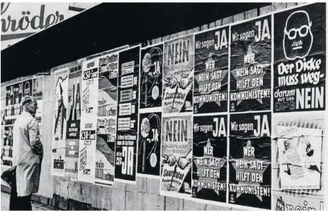  ?? FOTO: UPI / SÜDDEUTSCH­E ZEITUNG PHOTO ?? Ein naturgemäß wiederkehr­endes Thema bei den Interviews ist die Volksabsti­mmung über die künftige Zugehörigk­eit der Saarlands („Saar-Statut“) am 23. Oktober 1955, einem der zentralen Ereignisse der Landesgesc­hichte. Hier ein Foto zwei Wochen vor der Abstimmung mit vielen Wahlplakat­en.