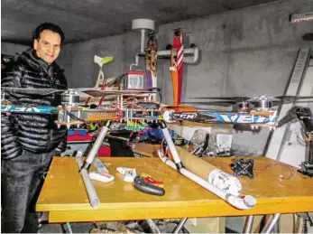  ?? BILD: SN/FLO ?? Ausrangier­te Eishockeys­chläger hat Siegfried Rösslhueme­r zu Propellern für eine Drohne verarbeite­t.
