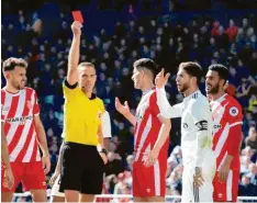  ?? Foto: Andrea Comas, dpa ?? Eine Szenerie, die Sergio Ramos gut kennt. Die Gelb-Rote Karte gegen Girona war der 25. Platzverwe­is in der Karriere des Spaniers.