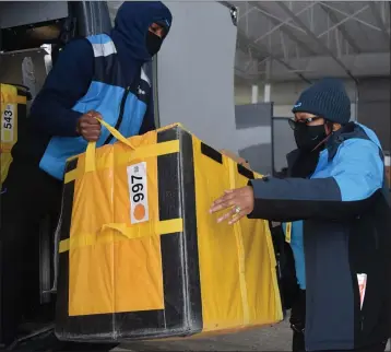  ?? NATALIE BRODA — THE OAKLAND PRESS ?? Jacqueline Nelson loads a package with a member of her team at Amazon’s delivery station in Pontiac. Amazon’s delivery station helping small business launch