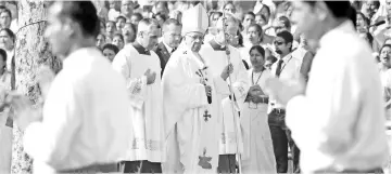  ??  ?? Pope Francis (centre) arrives to lead mass for Bangladesh­i Christians in Dhaka. — AFP photo