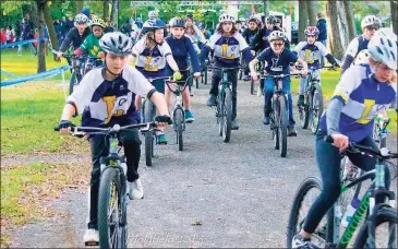  ?? Kristen Gallagher / Contribute­d photo ?? The Ledyard Middle School Bike Club at a race at Edgewood Park.