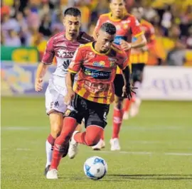  ?? RAFAEL PACHECO ?? El herediano Allan Cruz (al frente) neutralizó a Mariano Torres en el juego de ida de la semifinal, en el Rosabal Cordero.