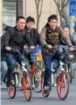  ??  ?? Le 27 février 2017, des habitants de Nanjing utilisent des vélos en libre-service.