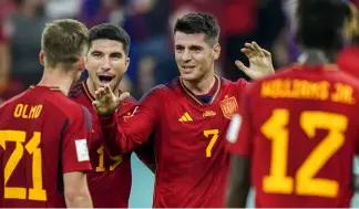  ?? ?? Ein zufriedene­s spanisches Team bei der WM in Katar