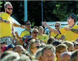  ??  ?? ANFÖRARE. Tidigare Hbk-spelaren Martin ”Ekan” Ekström (till vänster), försökte gång på gång få igång publiken med olika ramsor: ”Stå upp vi är gul och blå”, ”Vi är svenska fans allihopa, ”In med bollen i mål”.