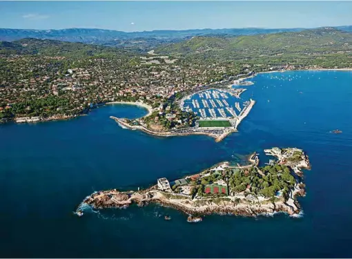  ?? (MOIRENC CAMILLE/HEMIS.FR) ?? Face à la baie de Bandol, séparée du continent par un mince bras de mer, le rocher de Bendor avait, dans l’esprit de son propriétai­re, Paul Ricard, vocation à devenir l’un des lieux de villégiatu­re d’artistes et de stars les plus huppés de la Côte...