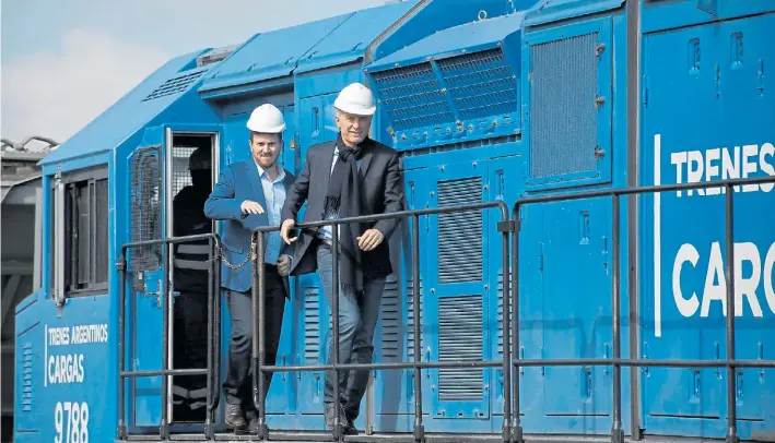  ?? JUAN JOSE GARCÍA ?? En Rosario. Mauricio Macri anunció la renovación de 800 kilómetros de vías del Belgrano Cargas y almorzó en el tradiciona­l bar rosarino Antártida.