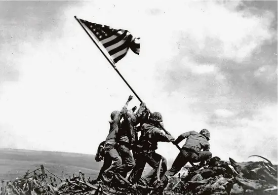  ?? FOTO PROFIMEDIA ?? Bitva o Iwodžimu. Jedna z front druhé světové války, ve které se Američané snažili dobýt japonské ostrovy. 23. února 1945 tu na hoře Suribači vztyčili vlajku, která ale byla sestřelena.
